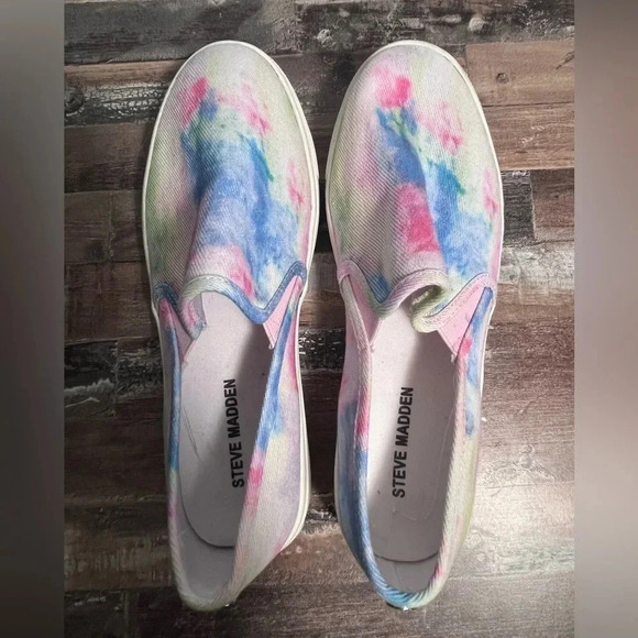 NWOT Steve Madden Tye Dye Women Slip on Sneaker Size 5 - Picture 2 of 5